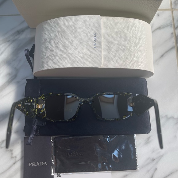 PRADA’S SEEN ON CELEBS AND INFLUENCERS, THIS STYLE IS AN UNIQUE BROWN MARBLEIZE - Picture 6 of 16